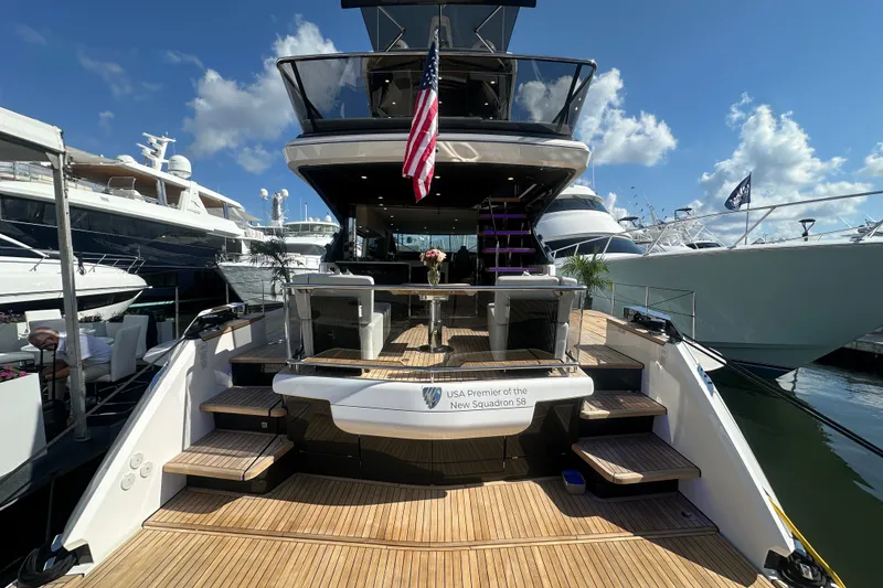 Slide: The Image of Yate Fairline Squadron 58, estreno en EE.UU., diseño lujoso, modelo 2026. - 9