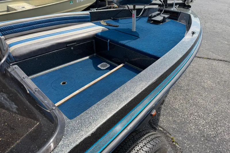 Slide: The Image of 1989 Ranger 373V boat interior with blue carpet and seating. - 4
