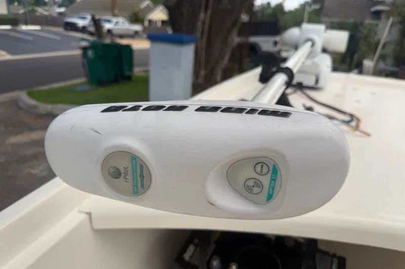 Slide: The Image of Minn Kota trolling motor on 2016 Mako Pro Skiff 16 CC boat. - 22