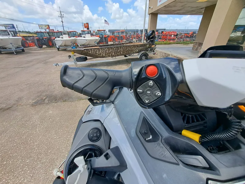 Slide: The Image of Close-up of the control handle on a 2022 Sea-Doo FISH PRO TROPHY 170. - 14