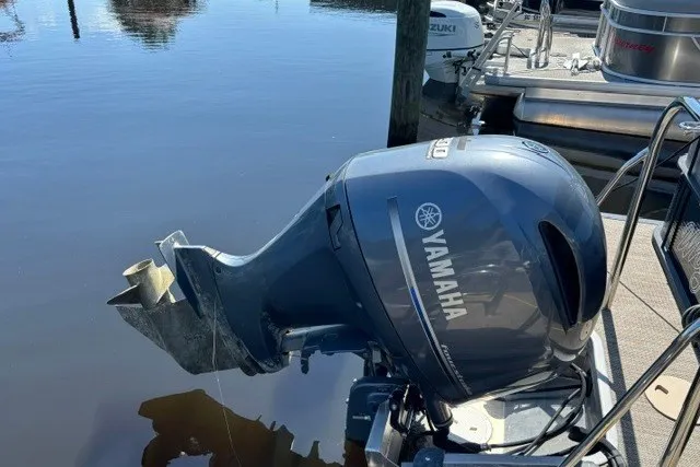 Slide: The Image of Yamaha outboard motor on 2022 Manitou 23 Aurora pontoon boat at dock. - 26