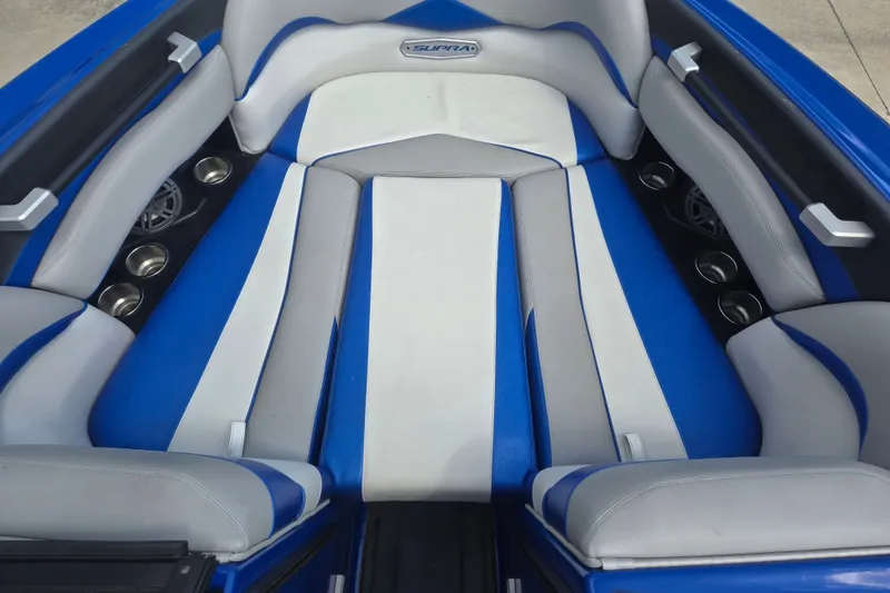 Slide: The Image of 2017 Supra SG 400-550 boat interior with blue and white seating. - 15
