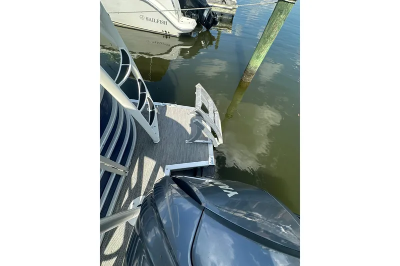 Slide: The Image of 2021 Bennington L Bowrider 25 Swingback docked, featuring Yamaha outboard motor. - 7