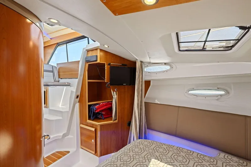 Slide: The Image of Innenraum der Cutwater C-32 CB Yacht, 2022 Modell, mit Bett und Stauraum. - 25