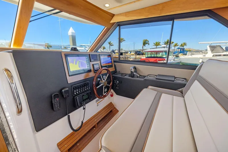 Slide: The Image of Intérieur du Cutwater C-32 CB 2022 avec console de commande moderne. - 22