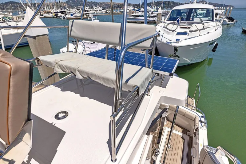 Slide: The Image of Yacht Cutwater C-32 CB 2022 ormeggiato al porto, giornata soleggiata. - 17