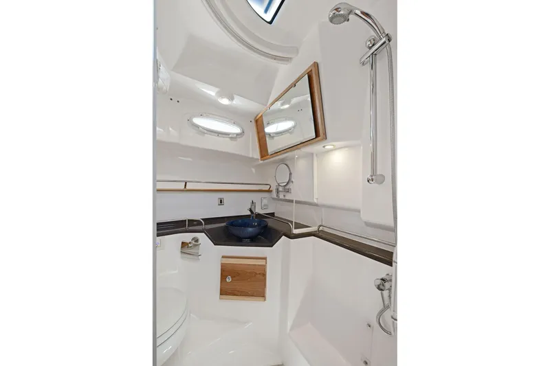 Slide: The Image of Vista interna del bagno su una barca Cutwater C-32 CB 2022. - 27