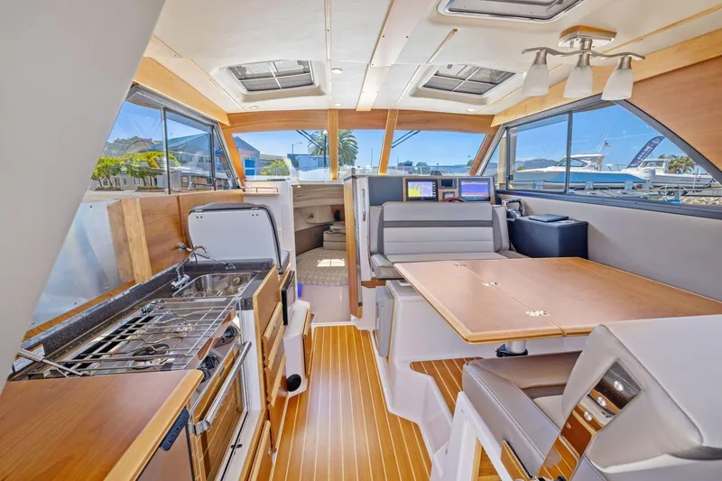 Slide: The Image of Intérieur du yacht Cutwater C-32 CB 2022 avec équipements modernes. - 19