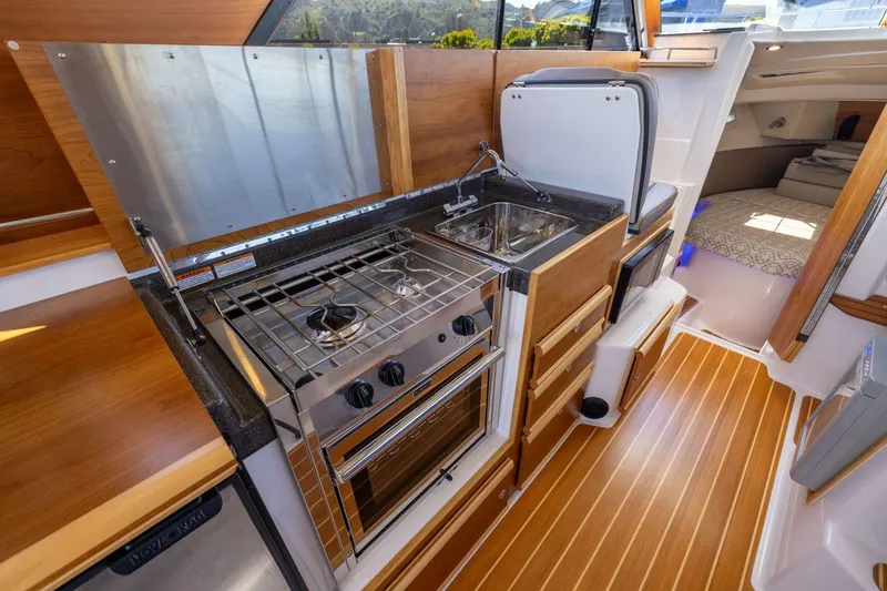 Slide: The Image of Interieur van de Cutwater C-32 CB 2022 met keuken en slaapgedeelte. - 20