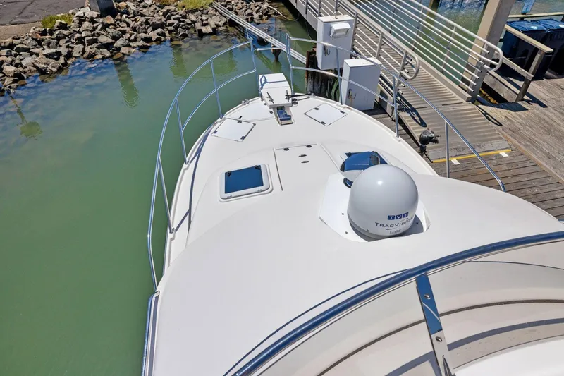 Slide: The Image of Barco Cutwater C-32 CB 2022 atracado con vista al agua clara. - 14
