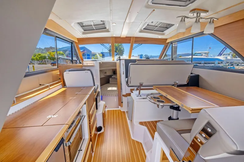 Slide: The Image of Interni dello yacht Cutwater C-32 CB 2022 con comfort moderni. - 18