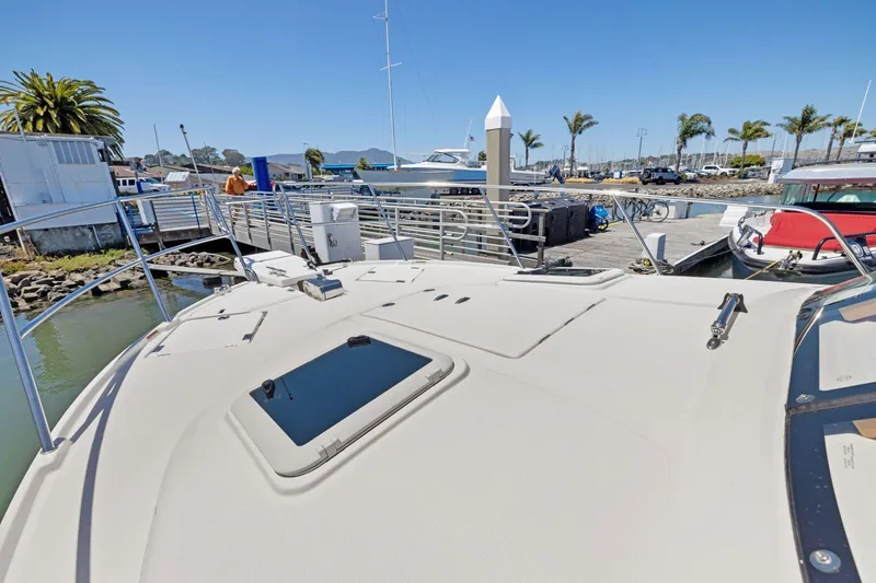 Slide: The Image of 2022 Cutwater C-32 CB Boot am Dock mit Palmen im Hintergrund. - 13
