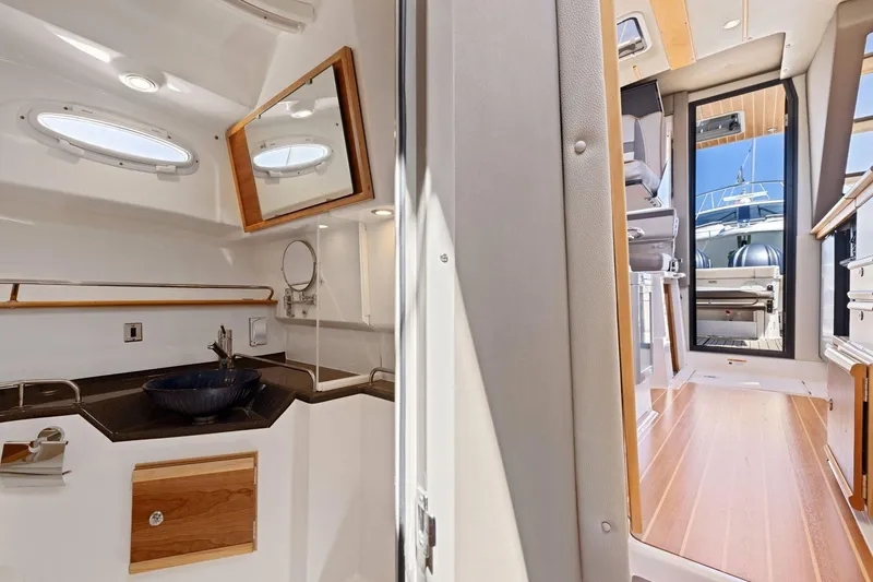 Slide: The Image of Innenraum der Cutwater C-32 CB Yacht, modernes Design, 2022 Modell. - 26