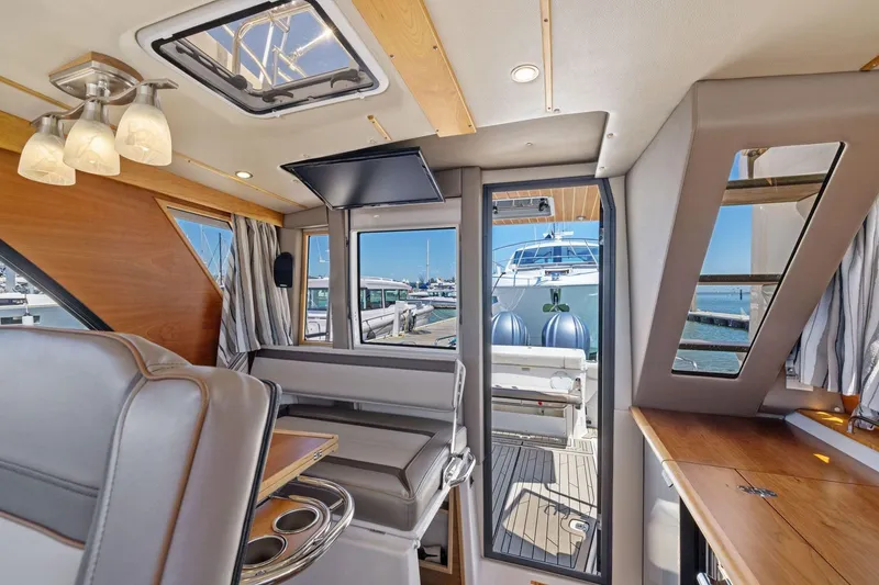 Slide: The Image of Interni dello yacht Cutwater C-32 CB 2022 con design moderno. - 23