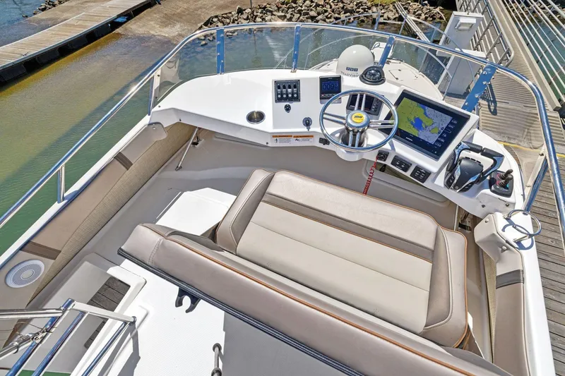 Slide: The Image of Interieur van de 2022 Cutwater C-32 CB stuurstand. - 15