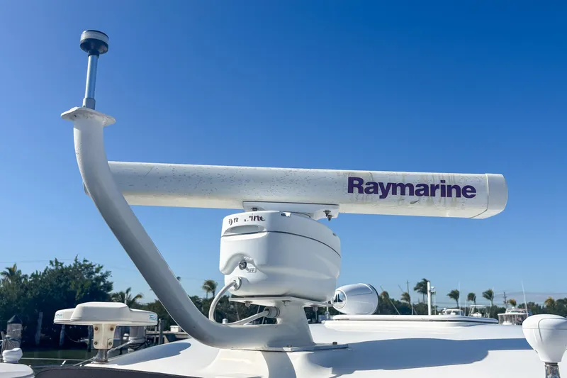 Slide: The Image of Radar equipment on 2008 Sea Ray 380 Sundancer, featuring Raymarine technology against clear blue sky. - 40