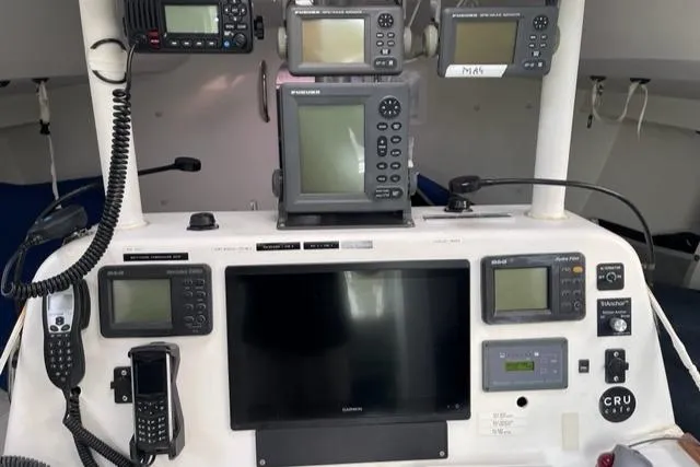 Slide: The Image of Navigationssysteme auf einem 2007er Akilaria MK1 Class 40 Boot. - 13
