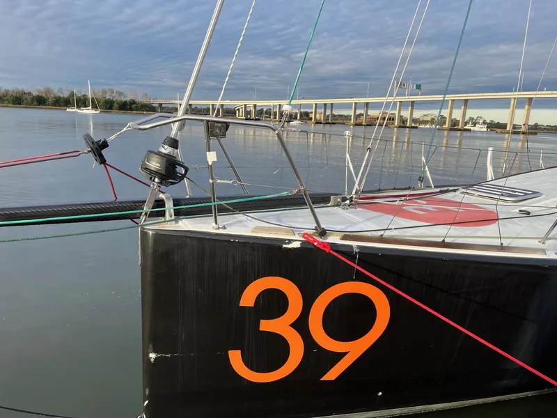 Slide: The Image of Voilier Akilaria MK1 de 2007 avec le numéro 39 sur eau calme. - 16