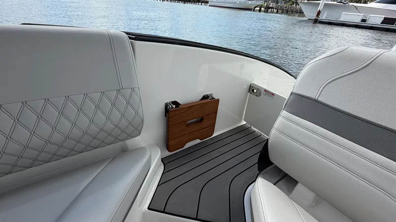 Slide: The Image of Sea Ray 280 SLX OB 2024 - 33