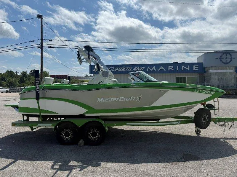 Slide: The Image of MasterCraft X23 2018 - 21