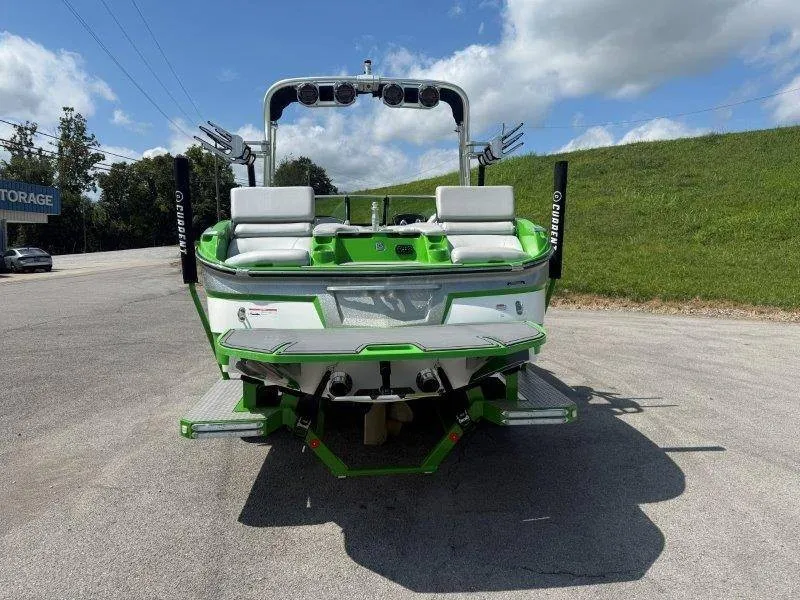 Slide: The Image of MasterCraft X23 2018 - 16