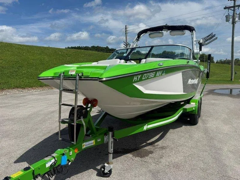 Slide: The Image of MasterCraft X23 2018 - 20