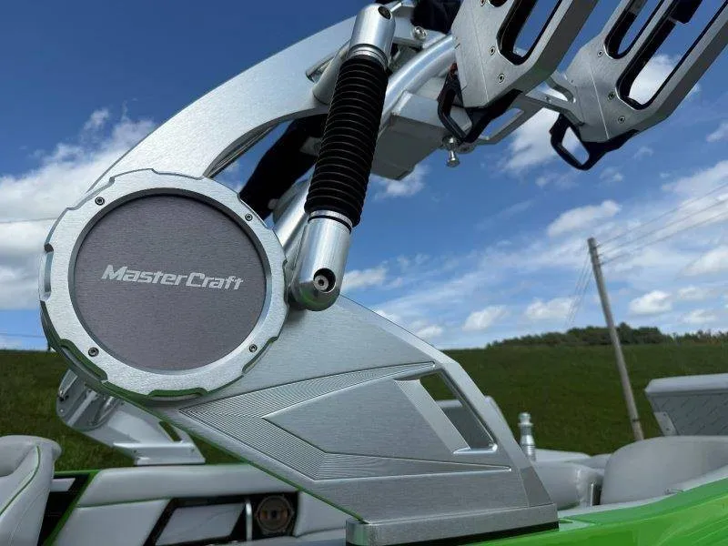 Slide: The Image of MasterCraft X23 2018 - 44