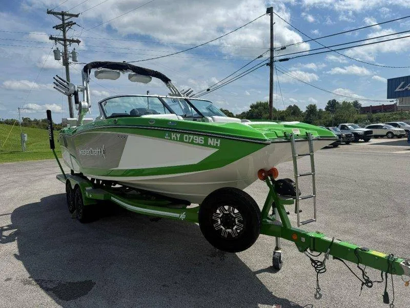 Slide: The Image of MasterCraft X23 2018 - 17