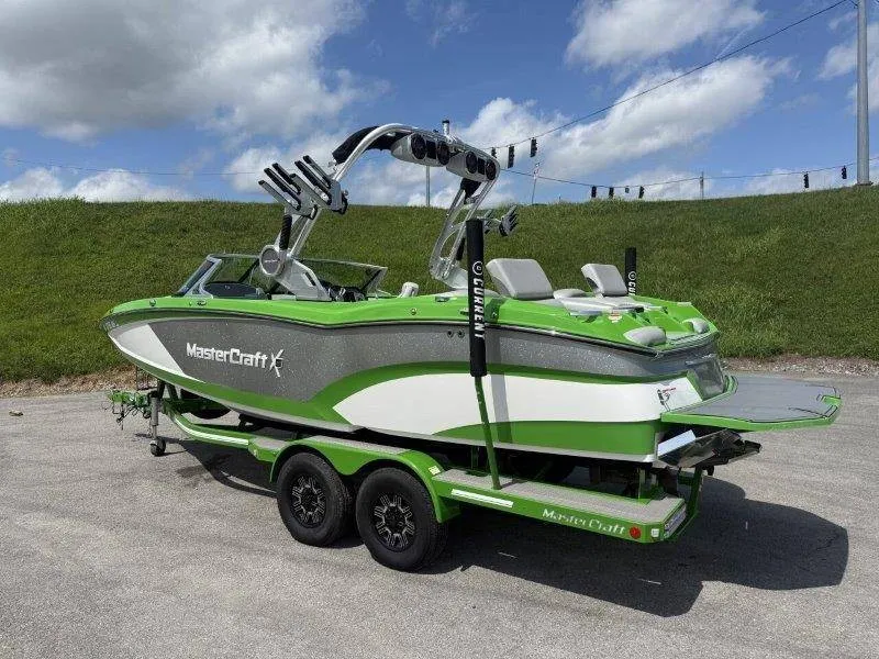 Slide: The Image of MasterCraft X23 2018 - 18