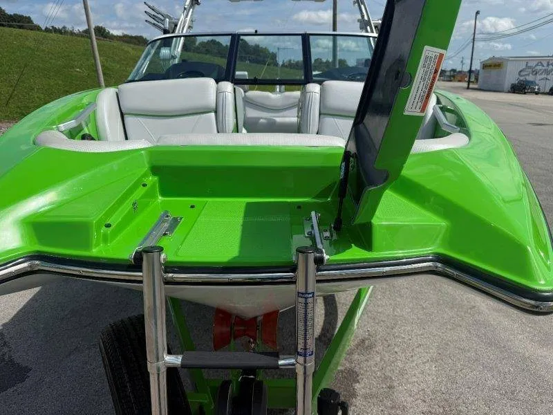 Slide: The Image of MasterCraft X23 2018 - 47