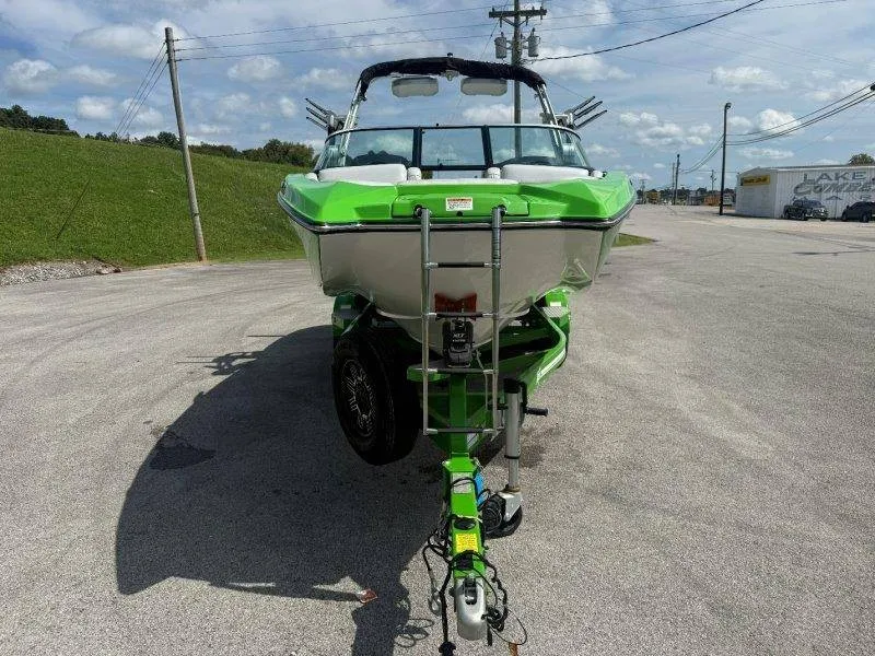 Slide: The Image of MasterCraft X23 2018 - 23