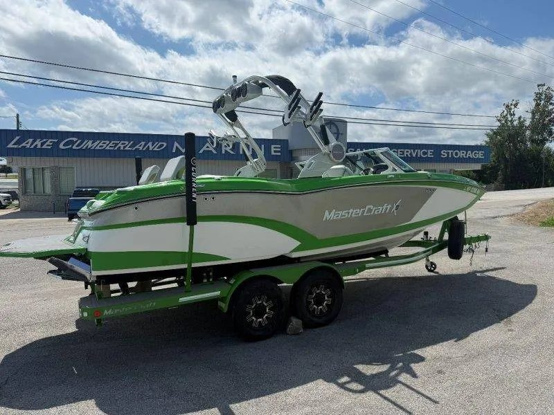 Slide: The Image of MasterCraft X23 2018 - 15