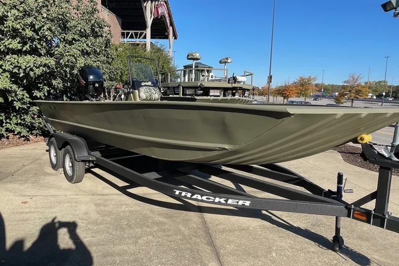 The Image of Tracker Grizzly 2072 CC 2027 - undefined