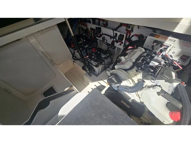 Slide: The Image of Sea Ray Sundancer 320 Coupe Outboard 2026 - 52