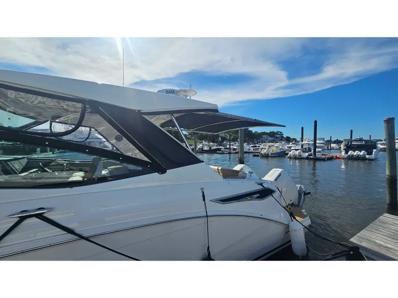 Slide: The Image of Sea Ray Sundancer 320 Coupe Outboard 2026 - 54