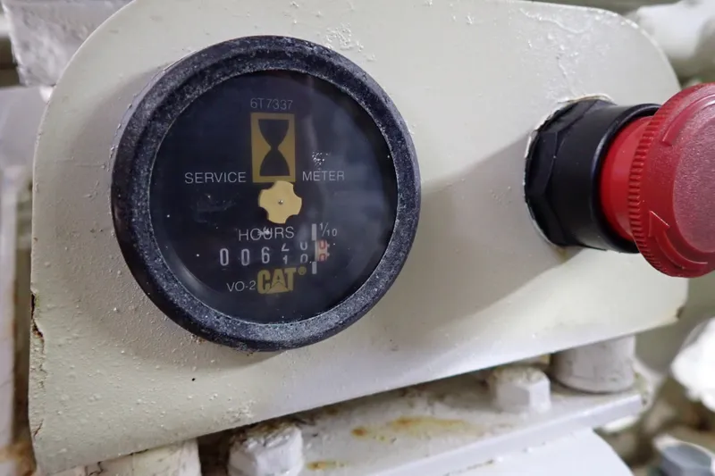 Slide: The Image of Service meter on 1998 Sea Ray 480 Sedan Bridge, showing 640 hours. - 199