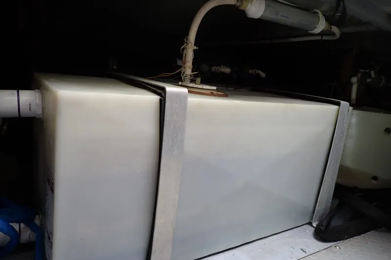 Slide: The Image of Water tank system in a 1998 Sea Ray 480 Sedan Bridge yacht. - 206