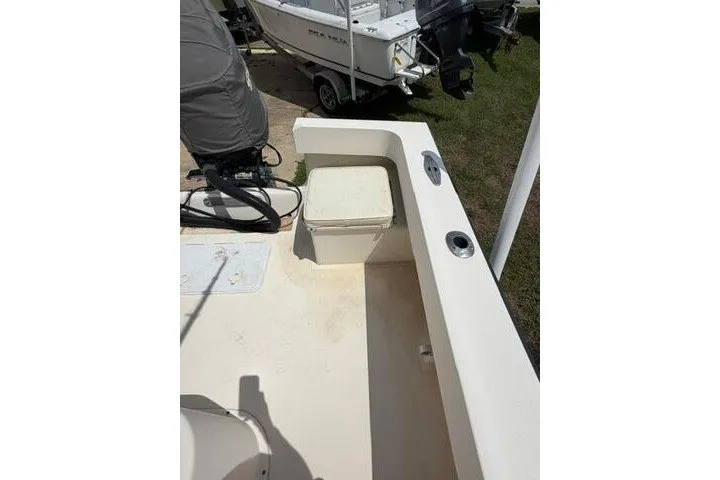 Slide: The Image of 2006 Parker 2100 Special Edition boat deck with storage compartment and motor. - 16