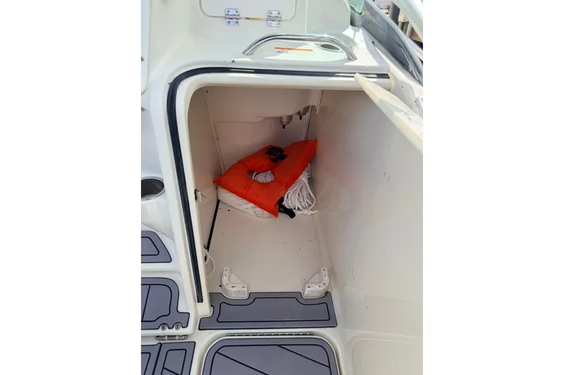 Slide: The Image of Storage compartment in a 2005 Hydra-Sports Vector 3300 VX boat with life jacket and rope. - 14