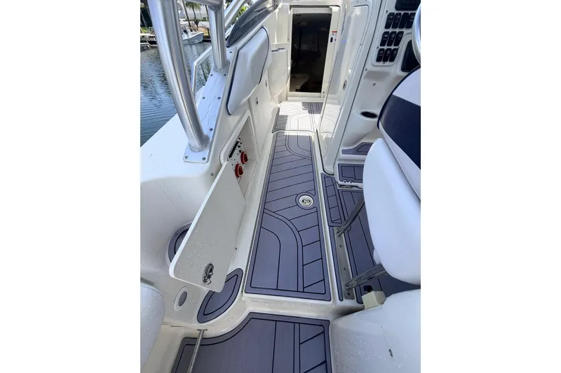 Slide: The Image of 2005 Hydra-Sports Vector 3300 VX boat interior with sleek flooring and seating. - 10