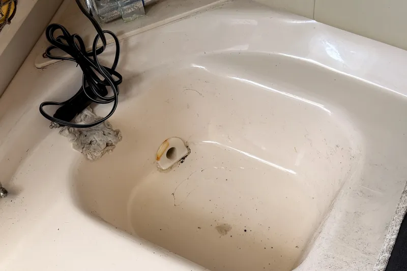 Slide: The Image of Dirty sink in 2008 Grady-White Seafarer 226 boat with coiled black cable. - 10