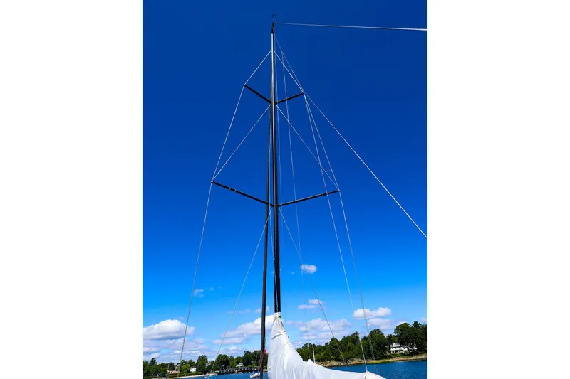 Slide: The Image of 2023 J Boats J/99 sailboat mast against clear blue sky. - 34