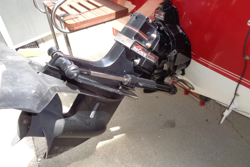 Slide: The Image of 1989 Stingray 172 SC boat with MerCruiser outboard motor, red and white hull. - 4