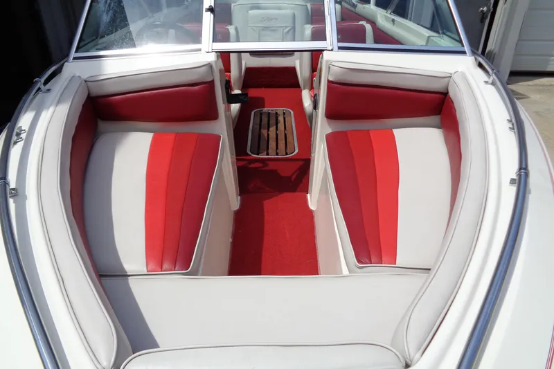 Slide: The Image of 1989 Stingray 172 SC boat interior with red and white seating and carpet. - 7