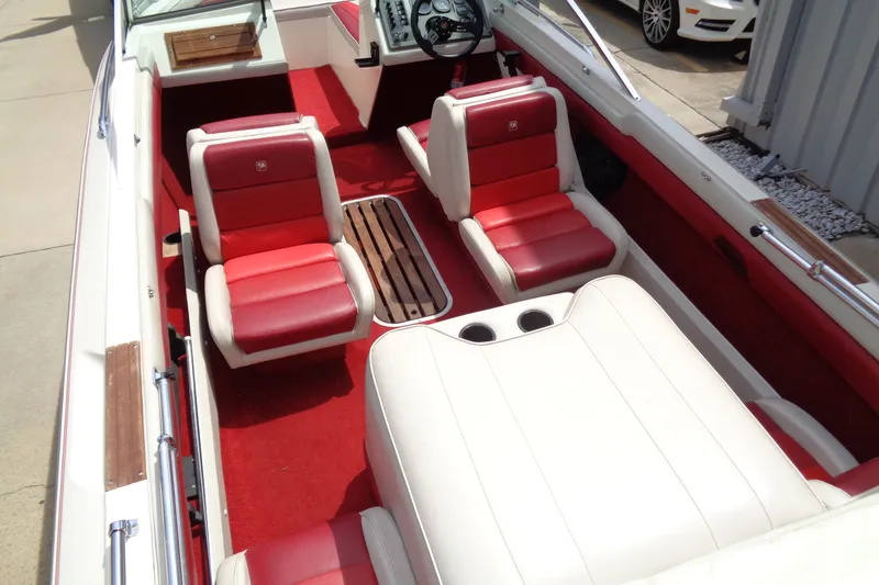 Slide: The Image of 1989 Stingray 172 SC boat interior with red and white seating and dashboard. - 9