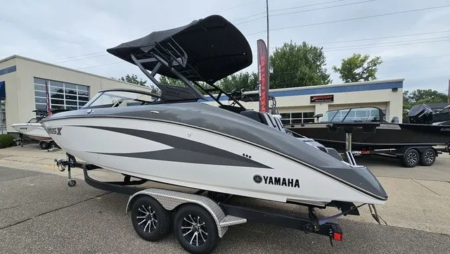 Slide: The Image of Yamaha 255XE 2025 - 2