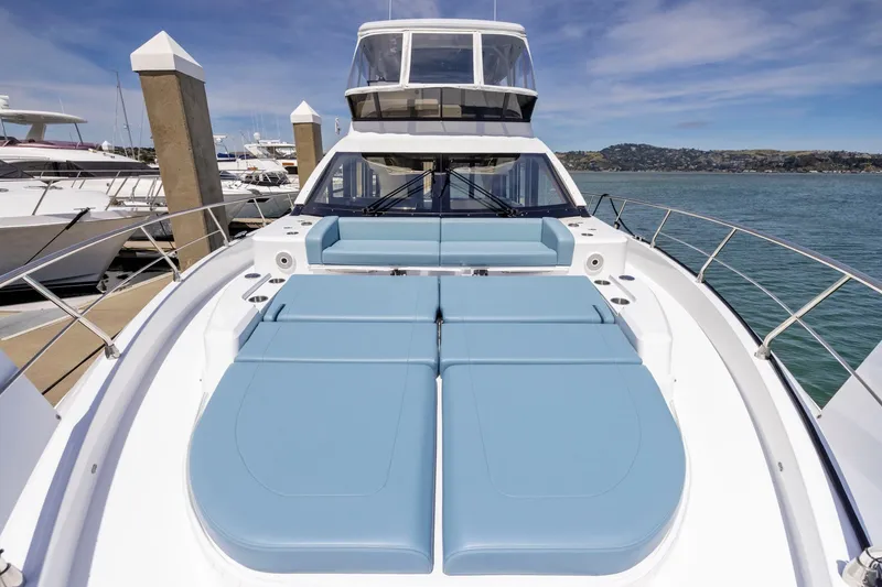 Slide: The Image of Die Cruisers Yachts 57 Fly von 2026 zeigt ein geräumiges Vorderdeck mit blauen Polstern. - 20