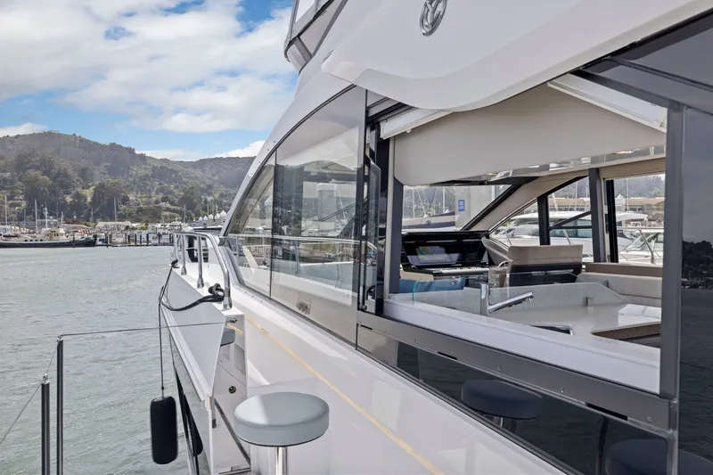 Slide: The Image of Die Cruisers Yachts 57 Fly von 2026 liegt im Hafen. Sie hat ein modernes Design mit großen Fenstern. - 42