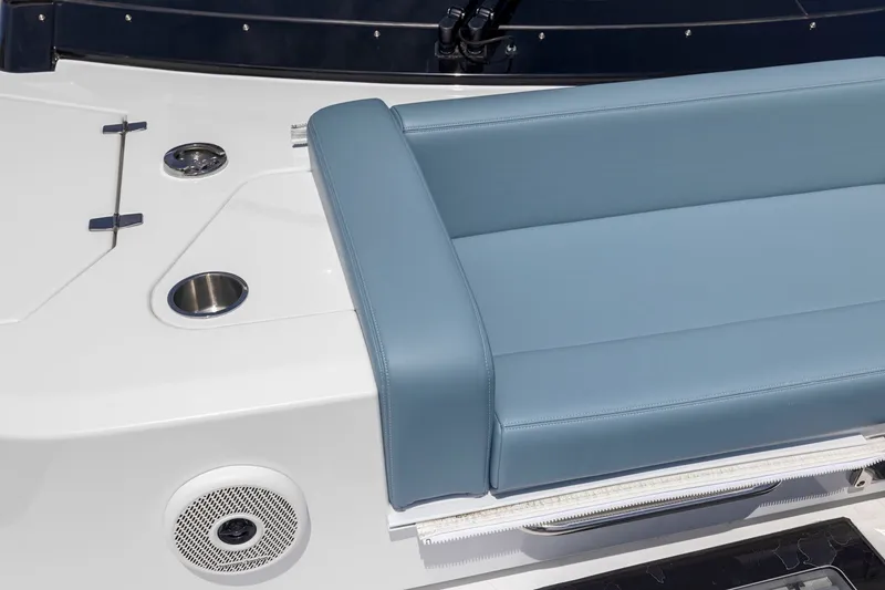 Slide: The Image of Ein modernes Boot mit blauer Polsterung und Edelstahl-Details auf einem weißen Deck. - 19