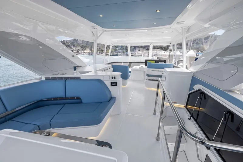 Slide: The Image of Das Bild zeigt das moderne Interieur einer Cruisers Yachts 57 Fly von 2026 mit blauen Sitzen. - 34